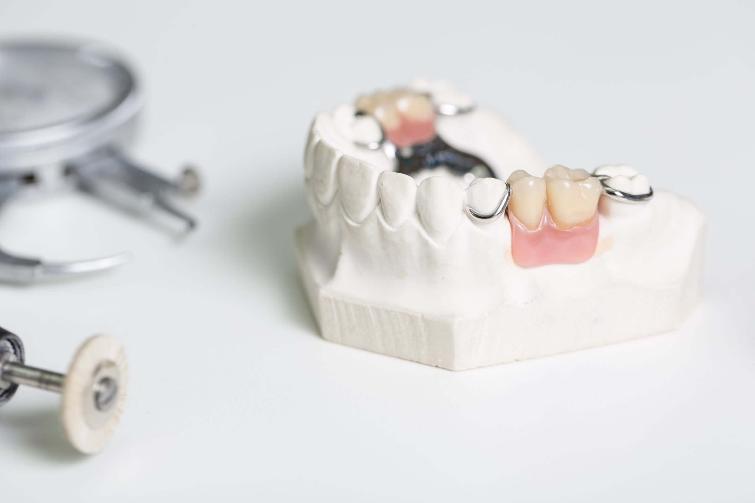 Artificial,Dentition,And,Instruments,In,A,Dental,Laboratory ESSE-EFFE-DENTAL-LINE-Laboratorio-Odontotecnico-Sbuttoni-Fausto-castelsangiovanni-protesi-mobile-protesi-fissa-zirconio-co-cr-disilicato-laser-melting-fresaggio-cad-cam